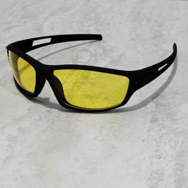 🕶️ Sporty Night Vision Driving Glasses – 🌙 Designed for the road warriors!